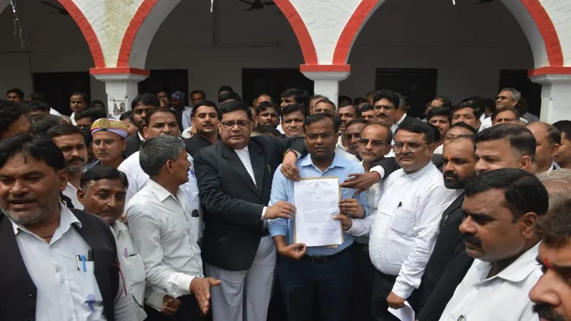 अयोध्या: हापुड़ कांड में लंबित मांगों को लकेर आंदोलित वकीलों ने सीएम को भेजा ज्ञापन 