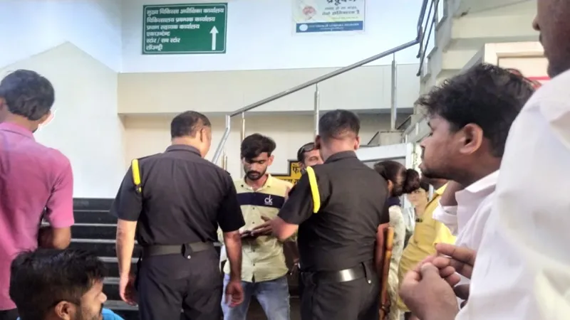 हरदोई मेडिकल कालेज में फिर हुआ बवाल: दबंग ने एम्बुलेंस चालक को पीटा, मची अफरातफरी