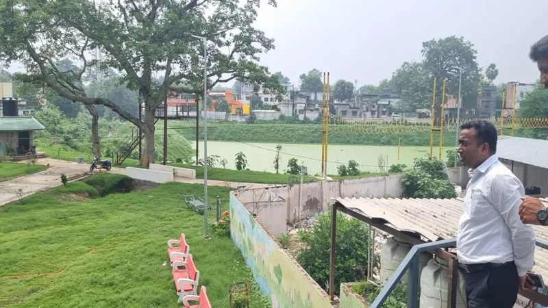 अयोध्या: संध्या सरोवर में बन रहा जिले का पहला एडवेंचर पार्क, डीएम ने किया निरीक्षण 