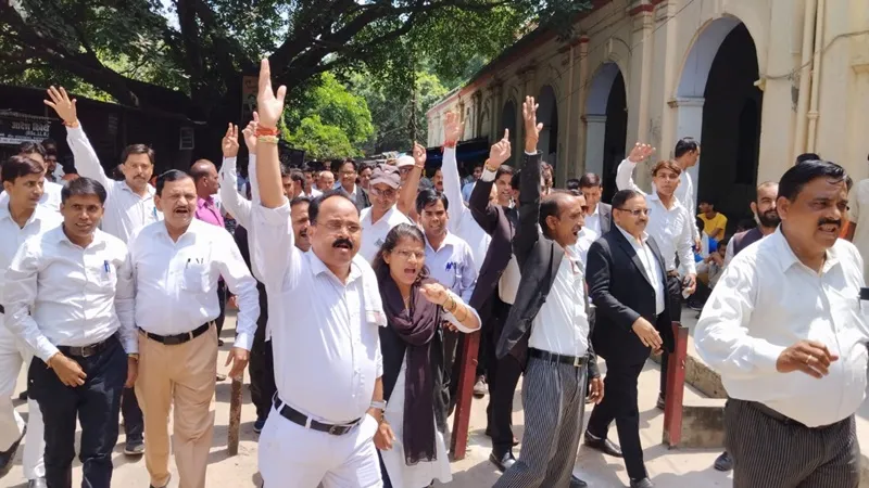हरदोई: हापुड़ कांड को लेकर अधिवक्ताओं ने किया प्रदर्शन, मुख्यमंत्री को भेजा ज्ञापन