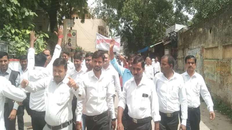 बहराइच: हापुड़ की घटना को लेकर वकीलों ने किया प्रदर्शन, सौंपा ज्ञापन
