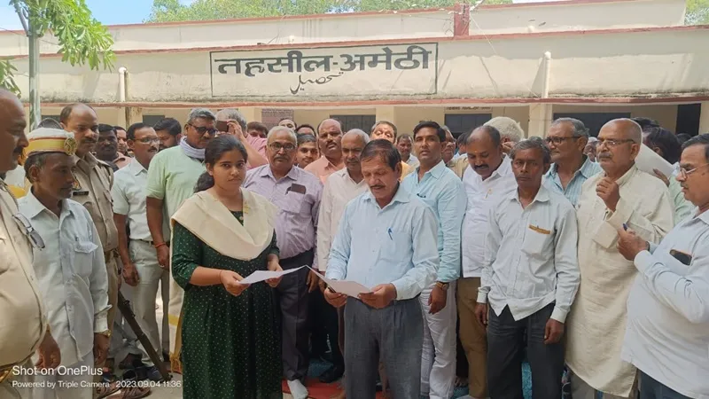 हापुड़ मामले को लेकर अमेठी में अधिवक्ताओं ने किया प्रदर्शन, एसडीएम को सौंपा ज्ञापन