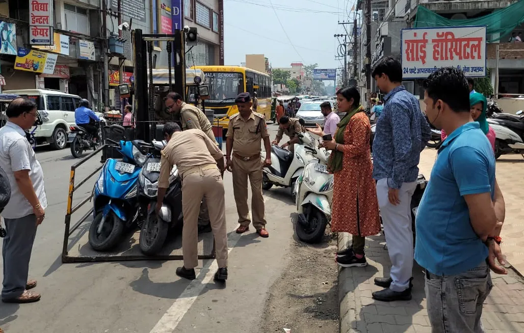 हल्द्वानी: फुटपाथ छोड़ दो, वरना हम नहीं छोड़ेंगे,  प्रशासन और पुलिस की कार्रवाई