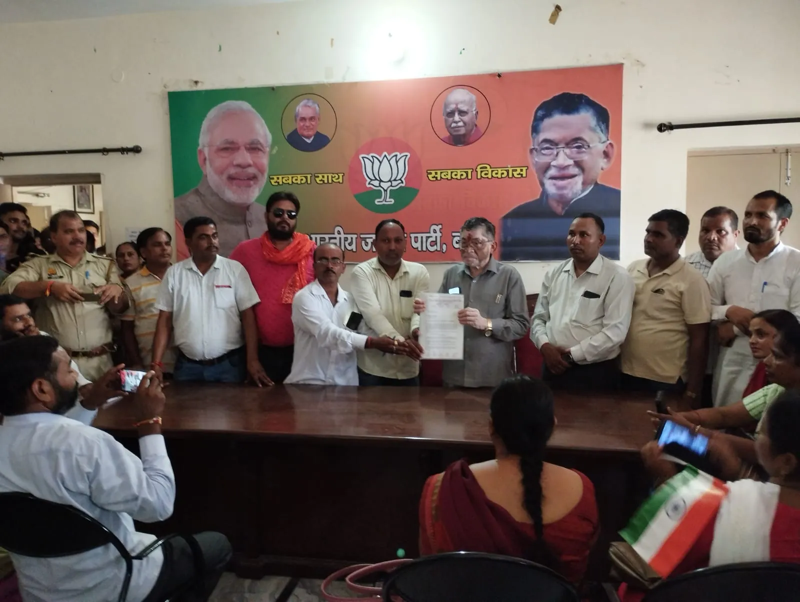 बरेली: मांगों को लेकर गरजे शिक्षामित्र, सांसदों को सौंपे ज्ञापन