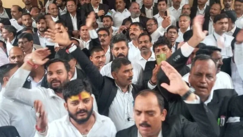हापुड़ में अधिवक्ताओं पर लाठीचार्ज का मामला- एसआईटी में न्यायिक अधिकारी को शामिल करने की मांग 
