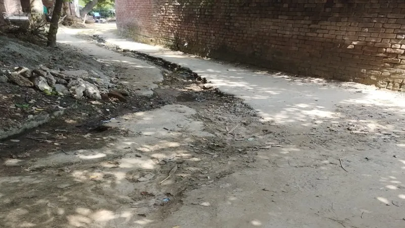 अयोध्या: हर घर जल योजना के चलते खुदी पड़ी हैं गांवों की गलियां, पाइप डालने के बाद नहीं कराया निर्माण 