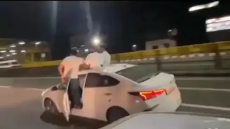 आगरा: चलती कार में सनरूफ खोलकर और खिड़की पर खड़े होकर बनाई रील, जांच में जुटी पुलिस