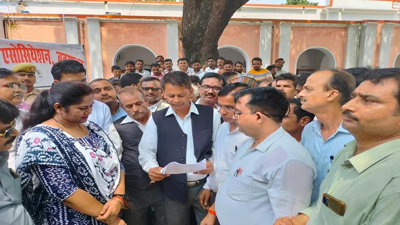 बहराइच: हापुड़ में वकीलों पर लाठी चार्ज के विरोध में अधिवक्ताओं ने किया प्रदर्शन