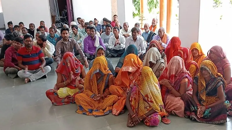 कन्नौज: पुलिस की कार्रवाई से नाराज छात्रा के परिजनों का कलक्ट्रेट में धरना, एसडीएम को सौंपा ज्ञापन