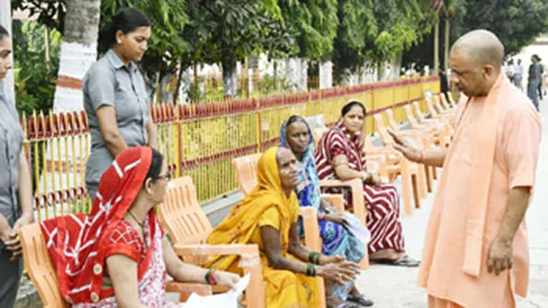 जनता दर्शन में बोले सीएम योगी- अधिकारी जनता को कराएं संवेदनशील सरकार का एहसास