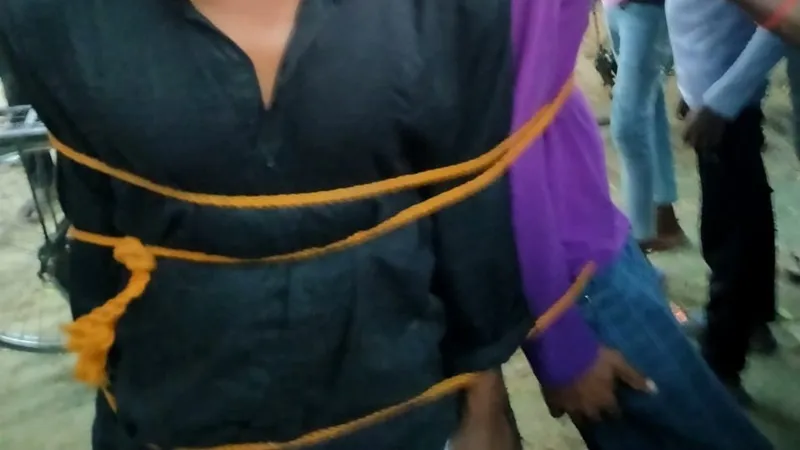 प्रयागराज: चोरी के आरोप में पेड़ से बांधकर चोरों को पीटा, फिर पुलिस को सौंपा