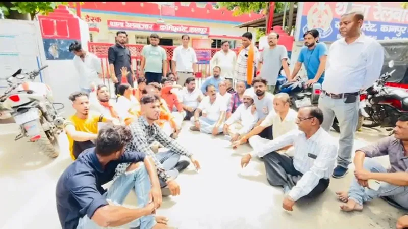 कानपुर: बेइज्जती कर भगाने पर भाजपाइयों ने थाने में धरना देकर किया हंगामा 