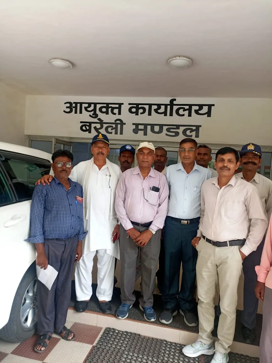 बरेली: मूलभूत सुविधाओं के लिए कमिश्रर से मिले छोटी बिहार के लोग