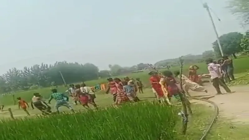बहराइच: दो समुदाय के लोगों में जमकर चले लाठी-डंडे, मारपीट का Video वायरल