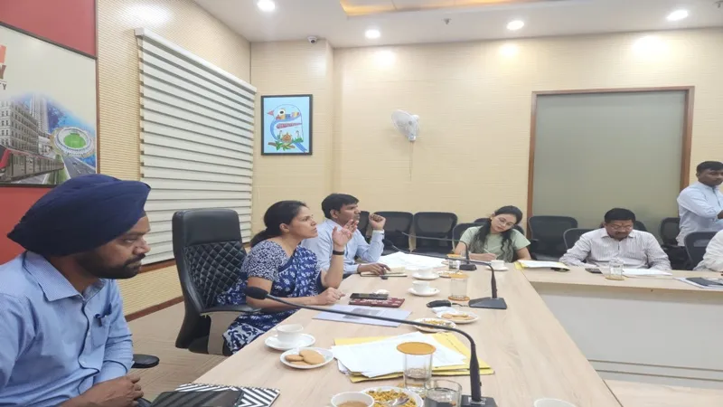 लखनऊ: ऑफिस में पंचायत न कर फील्ड पर जाएं, मंडलायुक्त ने स्मार्ट सिटी की समीक्षा में अफसरों को चेताया