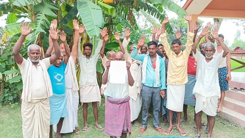 बहराइच में किसानों का प्रदर्शन, बोले- छुट्टा मवेशियों से बचाओ सरकार, वरना... 