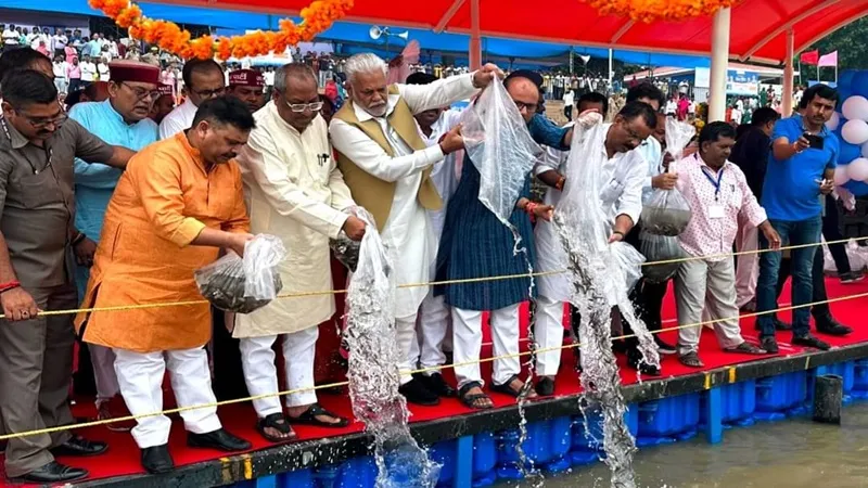 वाराणसी: गंगा में पहली बार एक लाख राज्यमीन चिताला की हुई रिवर रैचिंग