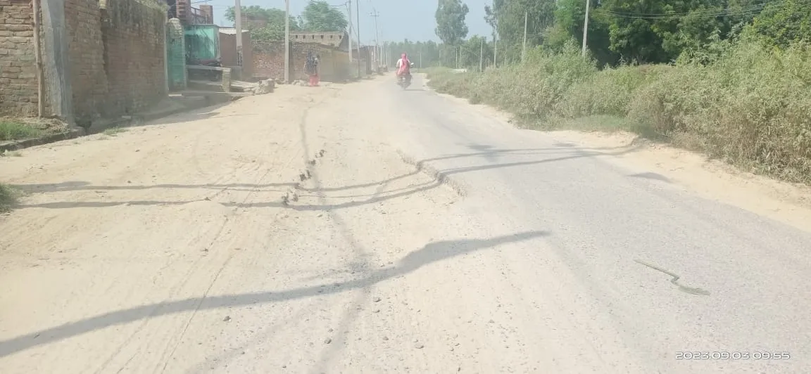 बरेली: आठ महीनों में टूट गई सड़क तो अफसरों ने दी सफाई... जरूरत से ज्यादा दौड़ा ट्रैफिक