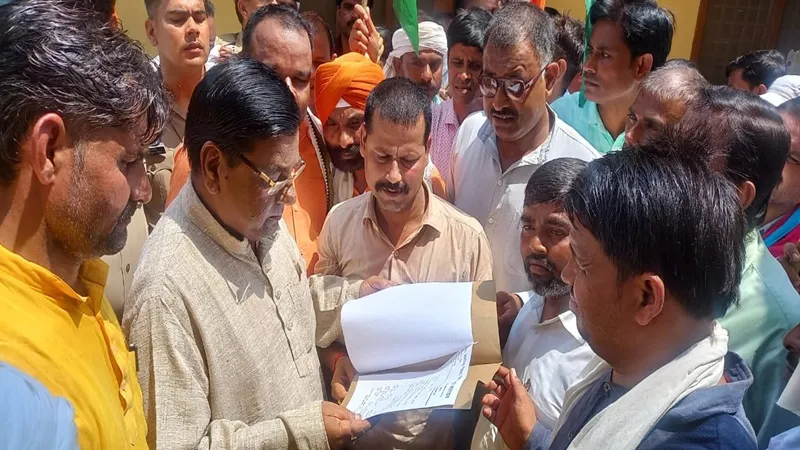 बहराइच: शिक्षामित्रों ने बाइक रैली निकाल सांसद आवास पर किया प्रदर्शन, सौंपा ज्ञापन