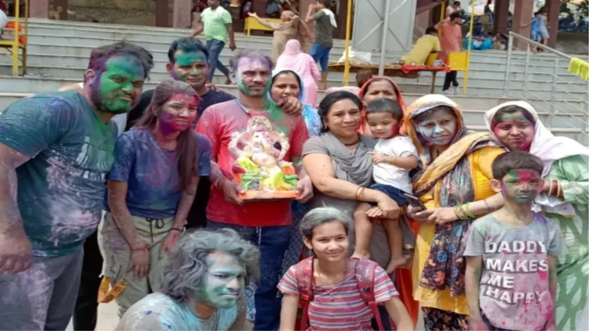 बरेली: गणपति  बप्पा मोरिया अगले बरस तू जल्दी आना, सड़कों पर रही मूर्ति विसर्जन को जाने वालों की धूम 