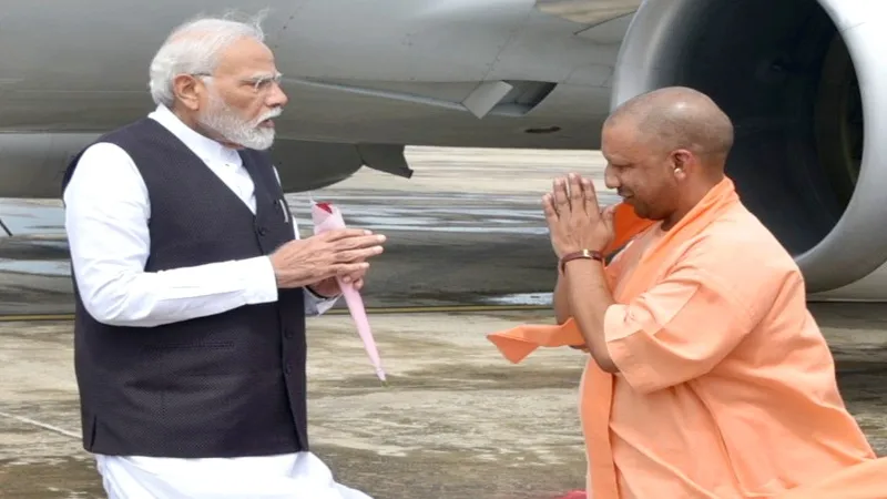 वाराणसी पहुंचे PM मोदी, CM योगी ने किया स्वागत  