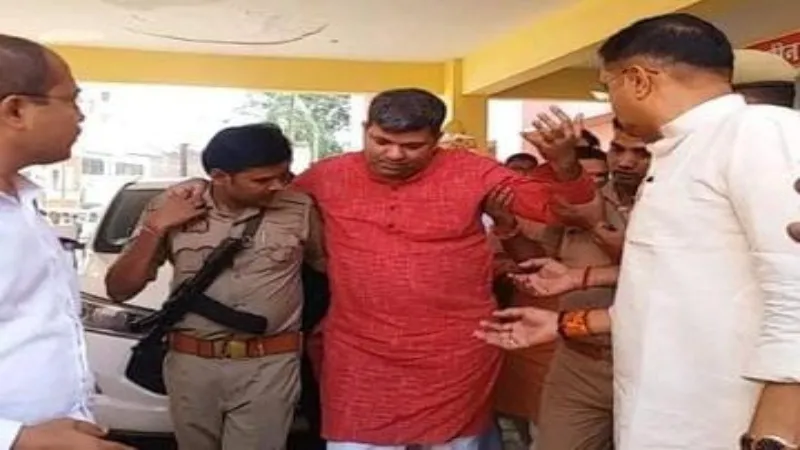 कैबिनेट मंत्री आशीष पटेल की गाड़ी का एक्सीडेंट, बाल-बाल बचे  