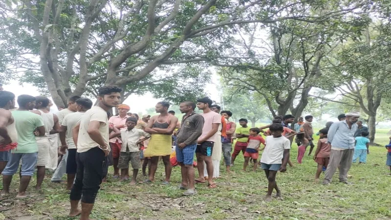 Bahraich news : ग्रामीण ने फंदा लगाकर दी जान, पेड़ से लटकता मिला शव