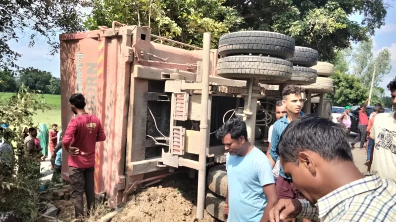 रायबरेली : अनियंत्रित होकर गुमटी पर पलटा डंपर, दुकानदार की मौत