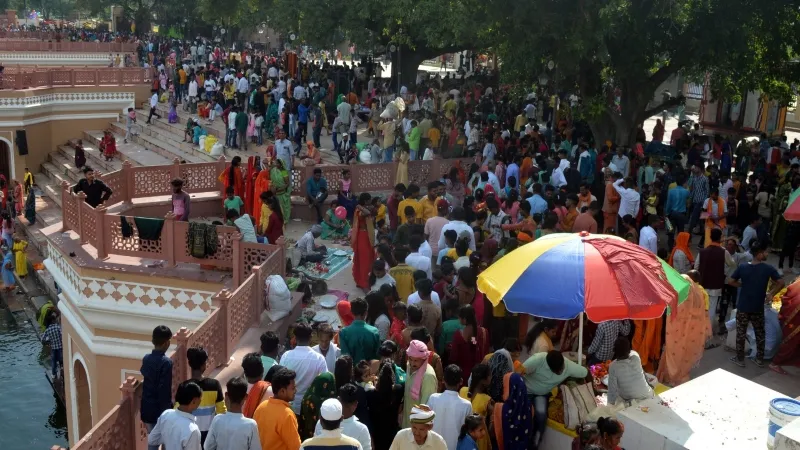 सूर्यकुंड मेला अयोध्या : उमड़ा आस्था का सैलाब, मंदिर में दर्शन-पूजन करने को लगी कतार