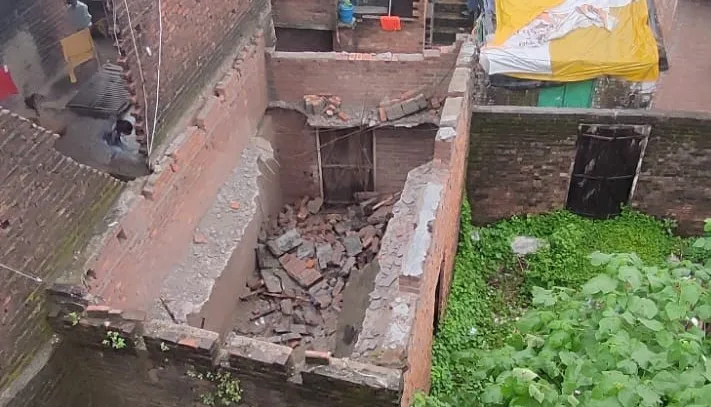 काशीपुर: बारिश से ढेला बस्ती में गिरा मकान का लिंटर