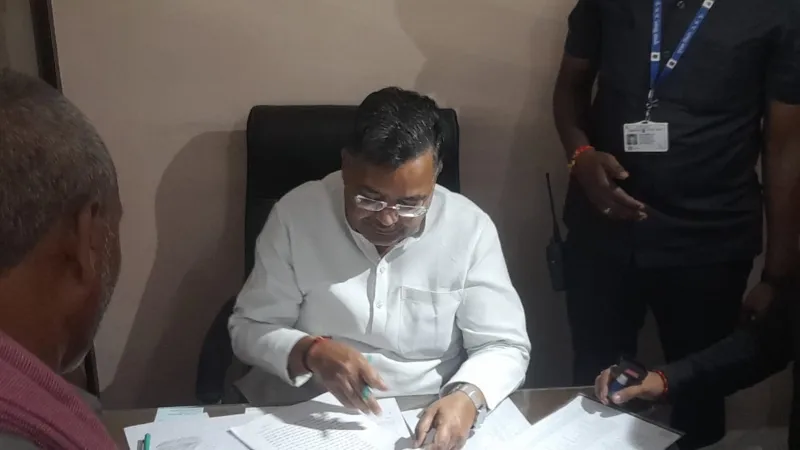 वाराणसी : सपा की जीत पर बोले मंत्री जयवीर - हारने पर EVM को बताते हैं जिम्मेदार, जीत पर साध लेते हैं चुप्पी  