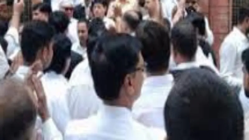 आगरा : हापुड़ कांड के विरोध में अधिवक्ताओं का प्रदर्शन, कहा - दोषियों का निलंबन करे सरकार 