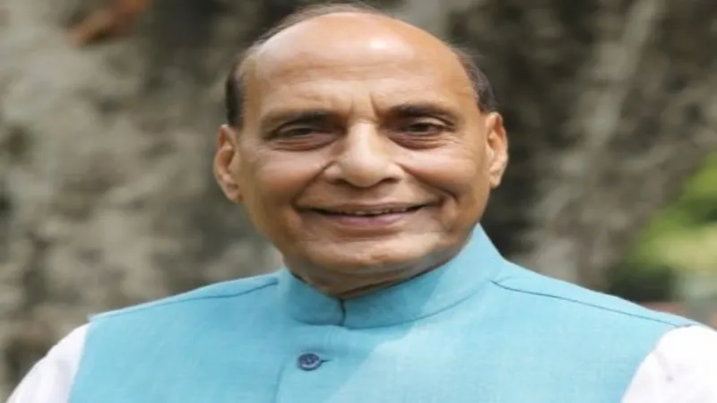 रक्षामंत्री राजनाथ सिंह ने लखनऊ में किया निर्माणाधीन ओवरब्रिज का निरीक्षण