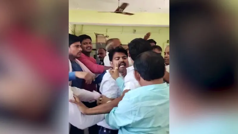 Video : हरदोई मंडी चुनाव को लेकर बड़ा बवाल - जमकर चले घूंसे 