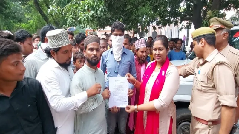 बहराइच : मुस्लिम समाज ने किया प्रदर्शन, धार्मिक उन्माद फैलाने का लगाया आरोप 