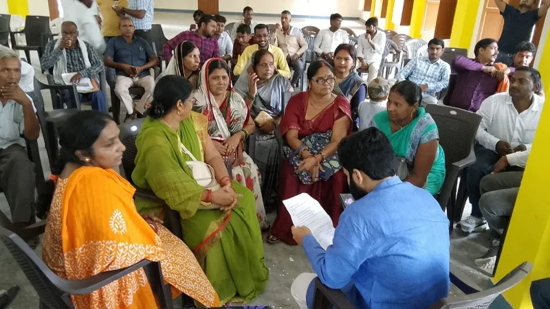 अयोध्या : आशा संगनियों ने लगाया वसूली का आरोप, विधायक को सौंपा ज्ञापन