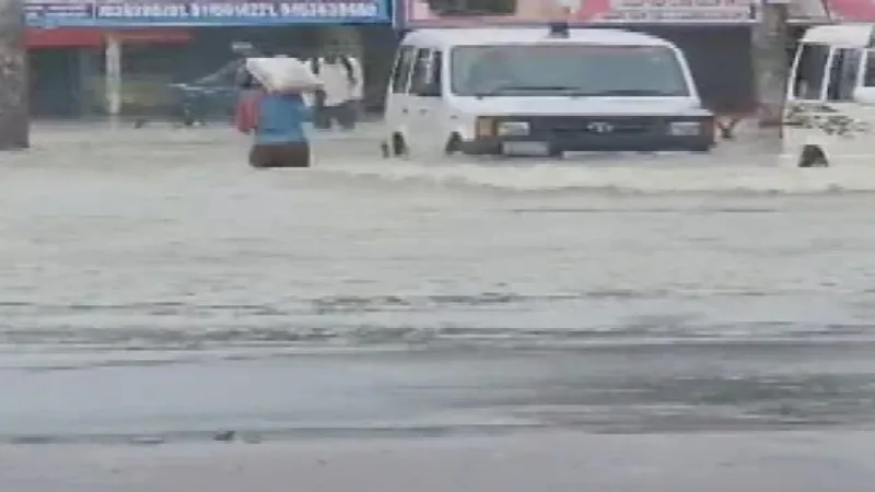 UP Weather News : 6 जिलों में भारी बारिश का अलर्ट, कई शहरों में बाढ़ जैसे हालात 