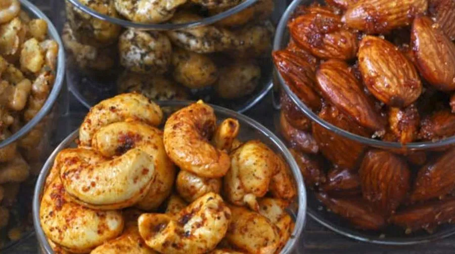 Raw vs roasted nuts: ड्राई फ्रूट भूनकर खाना चाहिए या नहीं? जानें खाने का सही तरीका
