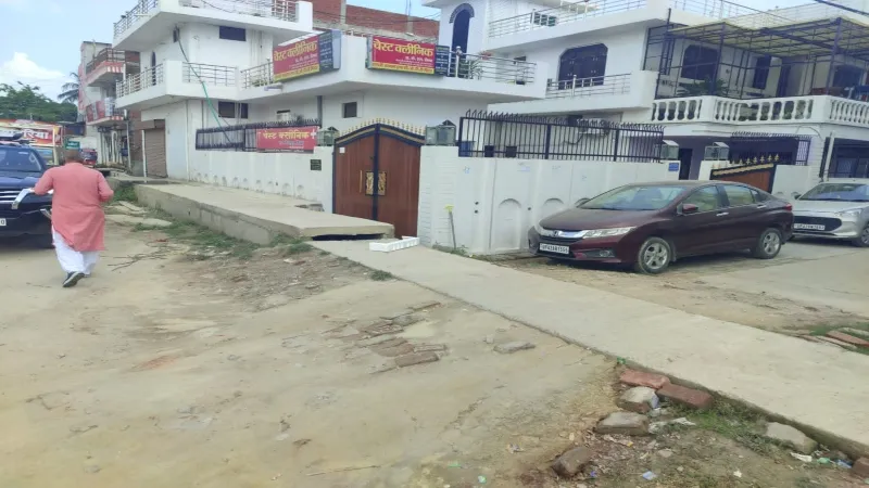 अयोध्या : निर्माणाधीन नाला व डक्ट बना संकट, घरों से निकलना दूभर