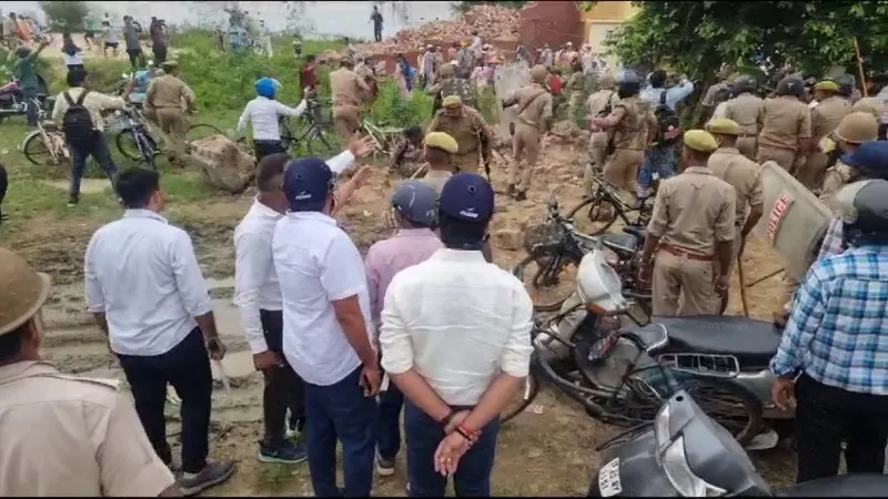 आगरा में बड़ा बवाल - सत्संगियों ने पुलिस और पत्रकारों पर किया पथराव, छावनी बना इलाका  