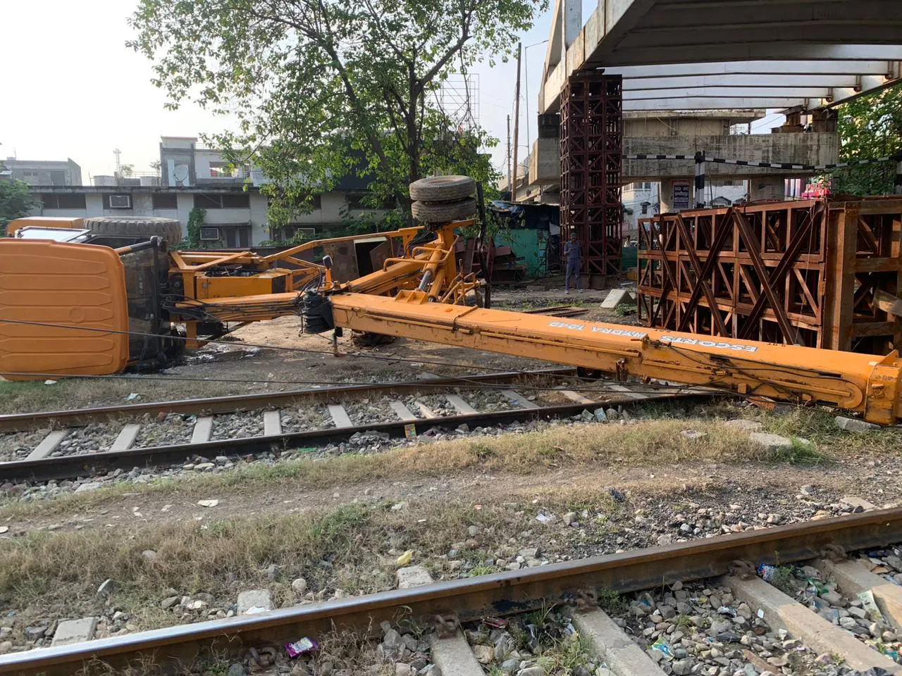 काशीपुर: आरओबी से गार्डर निकालते समय क्रेन पलटी, हादसा टला