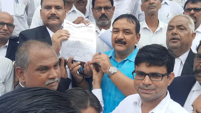 हापुड़ लाठीचार्ज : बार काउंसिल के आह्वान पर वकीलों ने किया पुतला दहन, सौंपा पांच सूत्रीय ज्ञापन 