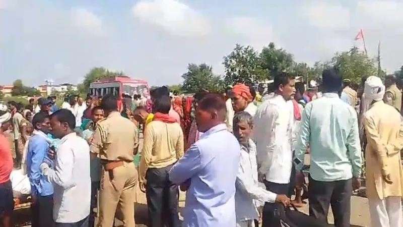 प्रयागराज : हत्या से नाराज लोगों ने शव रख राजमार्ग पर किया चक्काजाम