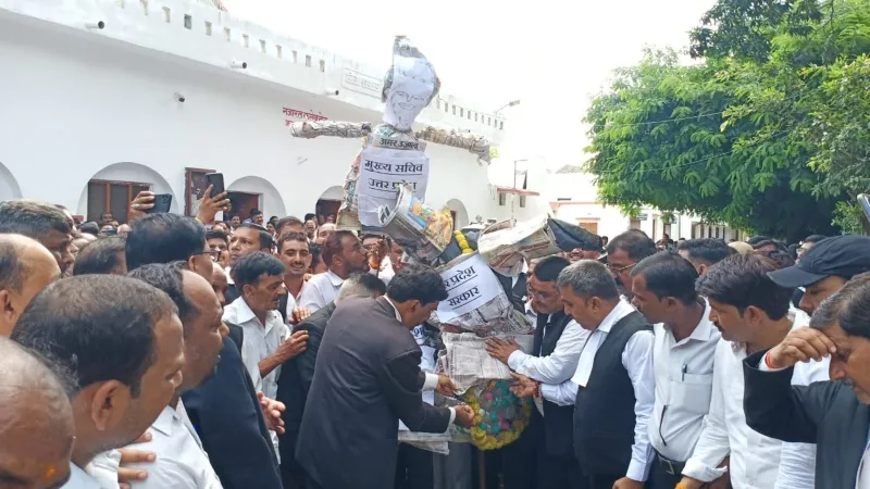 हापुड़ लाठीचार्ज : अयोध्या में आंदोलित वकीलों ने जलाया सरकार का पुतला, रजिस्ट्री भी कराई बंद 