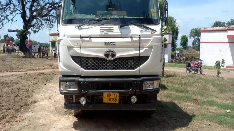 गोंडा में ट्रक ने बाइक सवार को रौंदा, मां और बेटे की मौत, पिता-पुत्री घायल