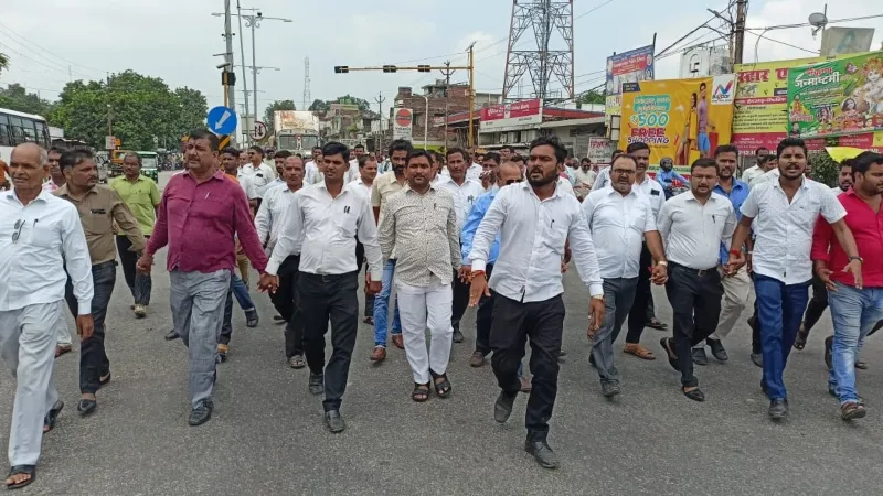 हापुड़ लाठीचार्ज : हैदरगढ़ में वकीलों का उग्र प्रदर्शन, नारेबाजी कर लगाया जाम - Video