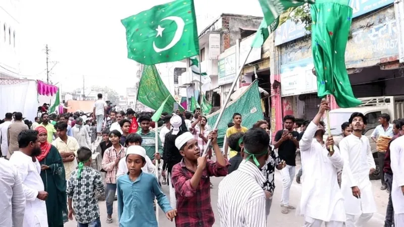 ईद मिलादुन्नबी : लखनऊ में बारावफात पर धूमधाम से निकला जुलूस-ए-मोहम्मदी, सुरक्षा के रहे कड़े इंतजाम 