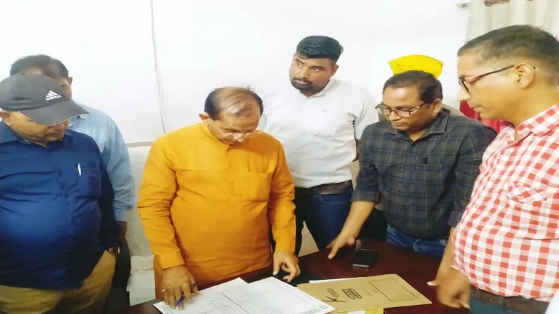विधायक के निरीक्षण में खुली पोल, रजिस्टर में हाजिर एलटी ड्यूटी से मिले नदारद