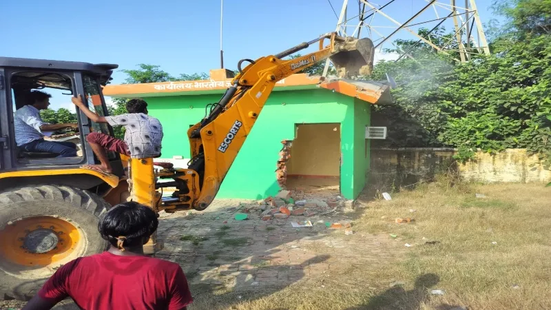 सुलतानपुर डॉक्टर हत्याकांड : पालिका की जमीन पर बने भाजयुमो कार्यालय पर चला बुलडोजर 