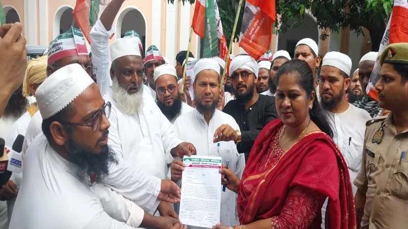बहराइच : बटला एनकाउंटर की जांच को लेकर उलेमा काउंसिल ने किया प्रदर्शन, सौंपा ज्ञापन